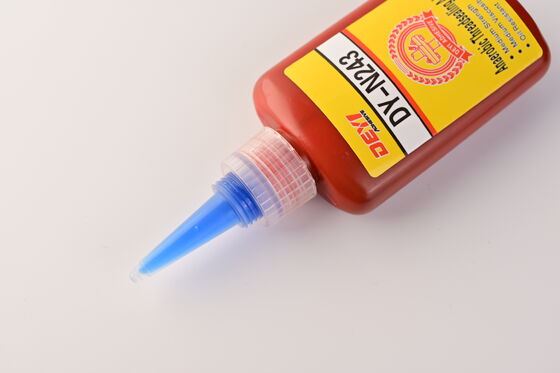 Adhesive anaerobic sealant for pipe threads offers effective screw locking and leak prevention in equipment (Kleśny anaerobowy uszczelniacz dla nitek rurowych zapewnia skuteczne zablokowanie śruby i zapobieganie wyciekom w sprzęcie)